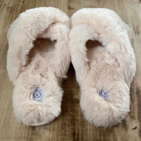 A MTL 1980 Cream Cross Band Fuzzy Slippers - Picture 7 of 7